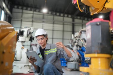 Robotik Silah Mühendisi Yapay Zeka, Programlama Geliştirme Teknolojisi yazılımı ile cihazları kontrol et