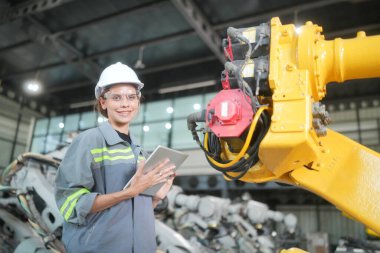 Robotik Silah Mühendisi Yapay Zeka, Programlama Geliştirme Teknolojisi yazılımı ile ekipmanları kontrol ediyor.