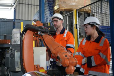 Robot Silah Mühendisleri Yapay Zeka Bilgisayar İşlemci Birimi ekipmanlarını kontrol ediyor