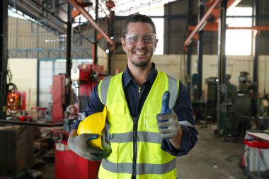 Robotik Silah Mühendisi Yapay Zeka Bilgisayar İşlemcisi Birimi 'nin ekipmanlarını kontrol ediyor