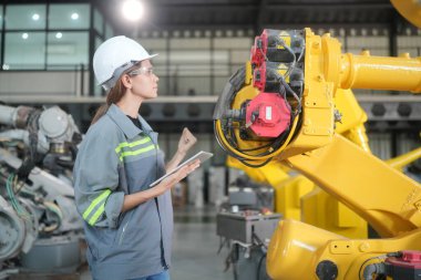 Robotik Silah Mühendisi Yapay Zeka, Programlama Geliştirme Teknolojisi yazılımı ile ekipmanları kontrol ediyor.