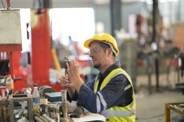 Robotik Silah Mühendisi Yapay Zeka Bilgisayar İşlemcisi Birimi 'nin ekipmanlarını kontrol ediyor