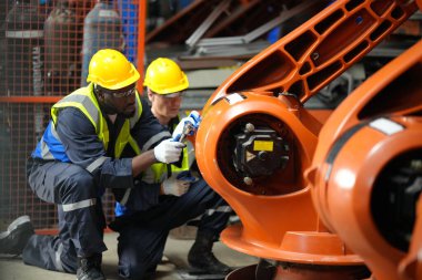 Robot Silah Mühendisleri Yapay Zeka Bilgisayar İşlemcisi Birimi 'nin ekipmanlarını kontrol ediyor.