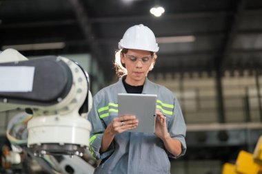 Robotik Silah Mühendisi Yapay Zeka, Programlama Geliştirme Teknolojisi yazılımı ile ekipmanları kontrol ediyor.