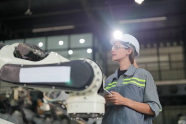 Robotik Silah Mühendisi Yapay Zeka, Programlama Geliştirme Teknolojisi yazılımı ile ekipmanları kontrol ediyor.