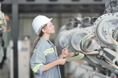 Robotik Silah Mühendisi Yapay Zeka, Programlama Geliştirme Teknolojisi yazılımı ile ekipmanları kontrol ediyor.