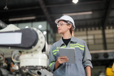 Robotik Silah Mühendisi Yapay Zeka, Programlama Geliştirme Teknolojisi yazılımı ile ekipmanları kontrol ediyor.