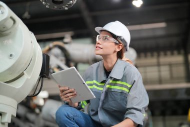 Robotik Silah Mühendisi Yapay Zeka, Programlama Geliştirme Teknolojisi yazılımı ile ekipmanları kontrol ediyor.