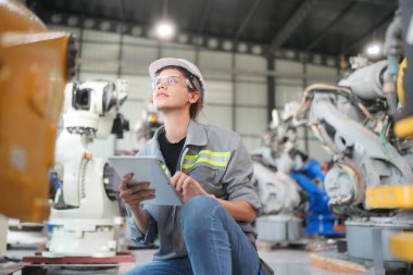 Robotik Silah Mühendisi Yapay Zeka, Programlama Geliştirme Teknolojisi yazılımı ile ekipmanları kontrol ediyor.