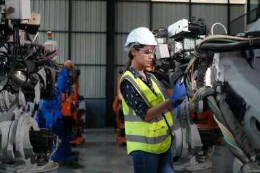 Robotik Silah Mühendisi Yapay Zeka, Programlama Geliştirme Teknolojisi yazılımı ile ekipmanları kontrol ediyor