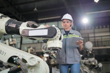 Robotik Silah Mühendisi Yapay Zeka, Programlama Geliştirme Teknolojisi yazılımı ile ekipmanları kontrol ediyor.