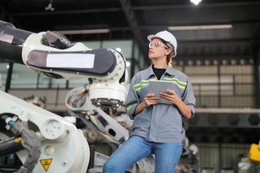 Robotik Silah Mühendisi Yapay Zeka, Programlama Geliştirme Teknolojisi yazılımı ile ekipmanları kontrol ediyor.