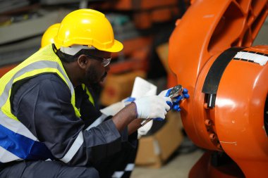 Robotik Silah Mühendisi Yapay Zeka Bilgisayar İşlemcisi Birimi 'nin ekipmanlarını kontrol ediyor