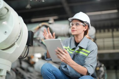 Robotik Silah Mühendisi Yapay Zeka, Programlama Geliştirme Teknolojisi yazılımı ile ekipmanları kontrol ediyor.