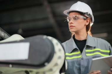 Robotik Silah Mühendisi Yapay Zeka, Programlama Geliştirme Teknolojisi yazılımı ile ekipmanları kontrol ediyor