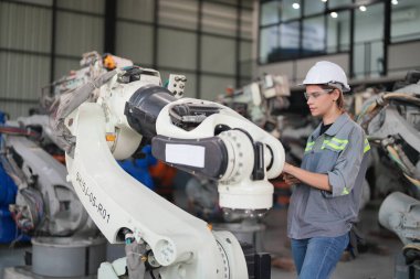 Robotik Silah Mühendisi Yapay Zeka, Programlama Geliştirme Teknolojisi yazılımı ile ekipmanları kontrol ediyor.