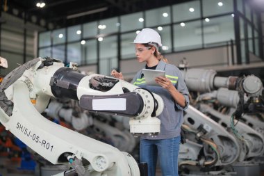 Robotik Silah Mühendisi Yapay Zeka, Programlama Geliştirme Teknolojisi yazılımı ile ekipmanları kontrol ediyor.