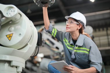 Robotik Silah Mühendisi Yapay Zeka, Programlama Geliştirme Teknolojisi yazılımı ile cihazları kontrol et