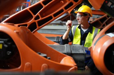 Robotik Silah Mühendisi Yapay Zeka Bilgisayar İşlemci Birimi ekipmanlarını kontrol ediyor