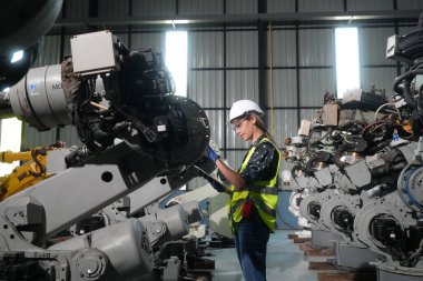 Robotik Silah Mühendisi Yapay Zeka, Programlama Geliştirme Teknolojisi yazılımı ile ekipmanları kontrol ediyor