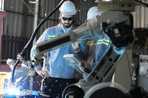 Robotikai Mérnökök Robotkar Karbantartásán Dolgoznak Gyári Raktárban Üzleti Technológia — Stock Fotó