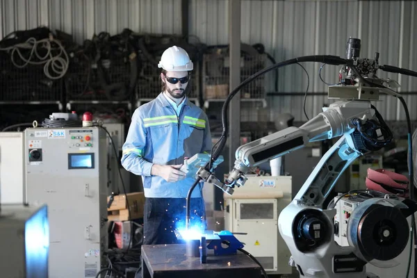 Robotický Inženýr Pracující Údržbě Robotického Ramene Továrním Skladu Obchodní Technologie — Stock fotografie