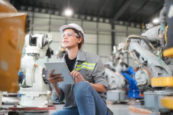 Robotik Silah Mühendisi Yapay Zeka, Programlama Geliştirme Teknolojisi yazılımı ile ekipmanları kontrol ediyor.