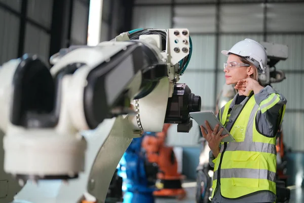 Ingénieur Bras Robotique Vérifiant Équipement Avec Logiciel Une Intelligence Artificielle — Photo