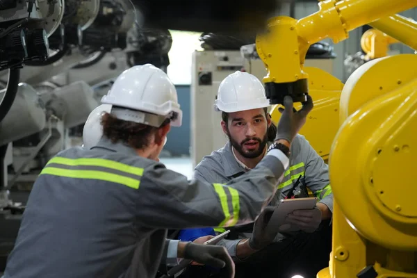 Ingénieurs Robotique Travaillant Sur Maintenance Bras Robotique Dans Entrepôt Usine — Photo
