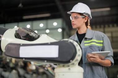 Robotik Silah Mühendisi Yapay Zeka, Programlama Geliştirme Teknolojisi yazılımı ile ekipmanları kontrol ediyor.