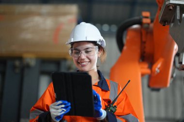 Robotik Silah Mühendisi Yapay Zeka Bilgisayar İşlemci Birimi ekipmanlarını kontrol ediyor