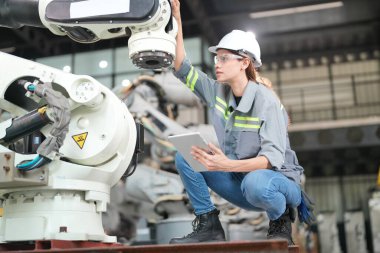 Robotik Silah Mühendisi Yapay Zeka, Programlama Geliştirme Teknolojisi yazılımı ile cihazları kontrol et