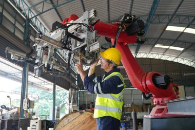 Robotik Silah Mühendisi Yapay Zeka Bilgisayar İşlemcisi Birimi 'nin ekipmanlarını kontrol ediyor