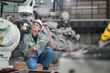 Robotik Silah Mühendisi Yapay Zeka, Programlama Geliştirme Teknolojisi yazılımı ile ekipmanları kontrol ediyor.