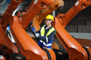 Robotik Silah Mühendisi, bir Yapay Zeka Bilgisayar İşlemcisi Birimi yazılımı ile ekipmanları kontrol ediyor