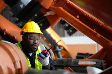Robotik Silah Mühendisi Yapay Zeka Bilgisayar İşlemci Birimi ekipmanlarını kontrol ediyor