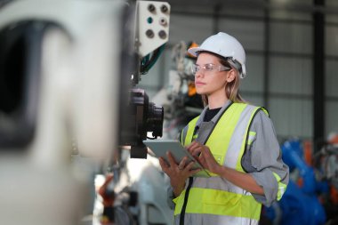 Robotik Silah Mühendisi Yapay Zeka, Programlama Geliştirme Teknolojisi yazılımı ile ekipmanları kontrol ediyor.