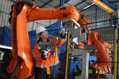 Robotik Silah Mühendisi, bir Yapay Zeka Bilgisayar İşlemcisi Birimi yazılımı ile ekipmanları kontrol ediyor