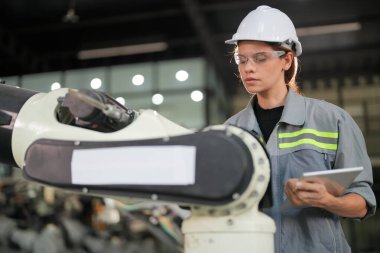 Robotik Silah Mühendisi Yapay Zeka, Programlama Geliştirme Teknolojisi yazılımı ile ekipmanları kontrol ediyor.