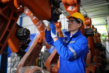 Robotik Silah Mühendisi Yapay Zeka Bilgisayar İşlemci Birimi ekipmanlarını kontrol ediyor