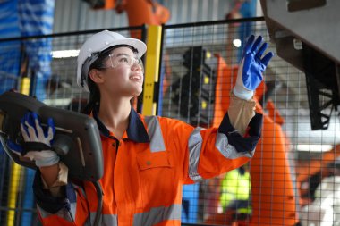 Robotik Silah Mühendisi Yapay Zeka Bilgisayar İşlemci Birimi ekipmanlarını kontrol ediyor