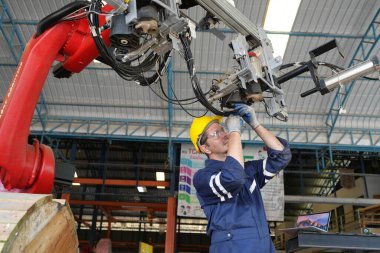 Robotik Silah Mühendisi Yapay Zeka Bilgisayar İşlemcisi Birimi 'nin ekipmanlarını kontrol ediyor