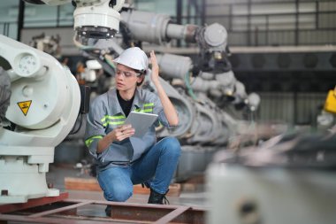 Robotik Silah Mühendisi Yapay Zeka, Programlama Geliştirme Teknolojisi yazılımı ile ekipmanları kontrol ediyor.