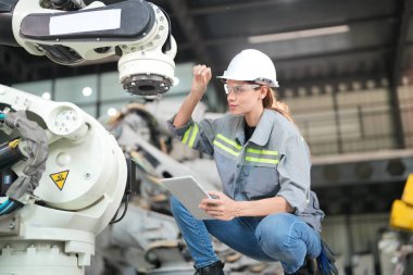 Robotik Silah Mühendisi Yapay Zeka, Programlama Geliştirme Teknolojisi yazılımı ile ekipmanları kontrol ediyor.
