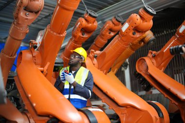 Robotik Silah Mühendisi, Yapay Zeka Bilgisayar İşlemcisi Birimi yazılımı ile ekipmanlarını kontrol et.
