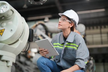 Robotik Silah Mühendisi Yapay Zeka, Programlama Geliştirme Teknolojisi yazılımı ile ekipmanları kontrol ediyor