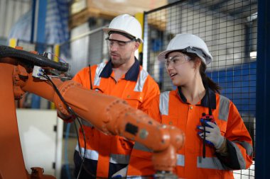 Robot Silah Mühendisleri Yapay Zeka Bilgisayar İşlemci Birimi ekipmanlarını kontrol ediyor