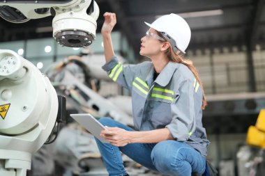 Robotik Silah Mühendisi Yapay Zeka, Programlama Geliştirme Teknolojisi yazılımı ile ekipmanları kontrol ediyor.