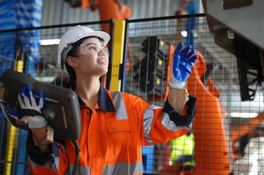 Robotik Silah Mühendisi, bir Yapay Zeka Bilgisayar İşlemcisi Birimi yazılımı ile ekipmanları kontrol ediyor