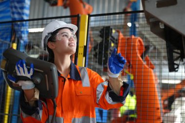 Robotik Silah Mühendisi Yapay Zeka Bilgisayar İşlemci Birimi ekipmanlarını kontrol ediyor